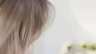خبطت شقراء مثقوب في غرفة النوم في الصباح