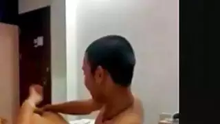 الخبرة الآسيوية في سن المراهقة يمارس مهاراتها راعية البقر