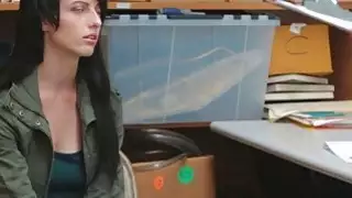 اليكس هو فاتنة صغيرة جميلة التي ضبطت سرقة