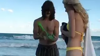 2 بنات مذهلة هي حريصة على متعة الرجال schlong