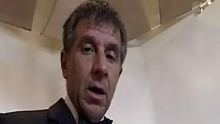 مقيت قديم لفتاة جميلة في سن المراهقة أحمر