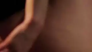 فتاة مذهلة مع رعاية الديك