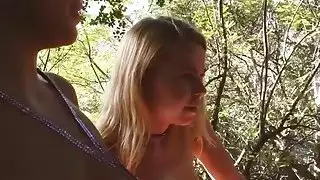 يحب الدجاج لطيف يلهون مع العصير كس