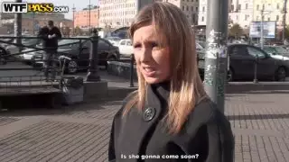 المتأنق الوسيم يلتقط هوتي في الشارع