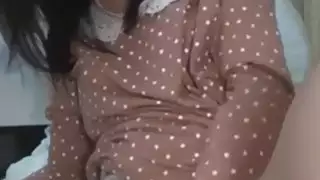 الآسيوية في سن المراهقة مع شعر كس لطيفة بالإصبع على كاميرا ويب