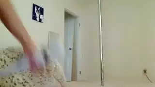 شاب شقراء اللعب مع هزاز