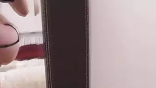 ضجيج فاتنة فاتنة في الملابس الداخلية على الشريط