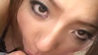 أسود الشعر الجيشا اليابانية Karura Anzai تمتص ديك لالحيوانات المنوية