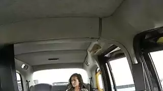 سيدة في الملابس الداخلية الوردي يكبرها السائق سيئة في سيارة أجرة