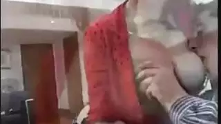 أحمر الشعر امرأة التمسيد الديك