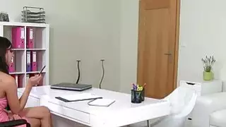 مثليه هواة يلعق وكيل الإناث على الأريكة مقابلة مثليات