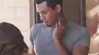 أريا الكسندر وسيلفيا Saige في 3some بين الأعراق