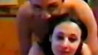 الزوجان العربيان في الحب يمارس الجنس بقوة في وضع doggystyle