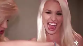 أربع nubiles المشاغب لديها العربدة مذهلة معا