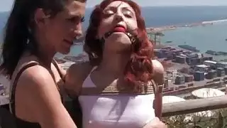 يعاقب الفتيات القتال و الحمار ثمل