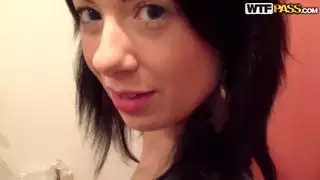 زوجين الساخنة ممارسة الجنس عن طريق الفم في الأماكن العامة