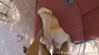 BJ على الركوب والفناء الفناء الخلفي