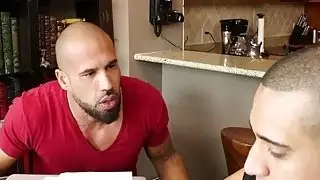 سيدني كول يلتقيان بجيران هود شباب