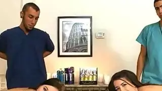 الكتل تقذف شقيقهم على العسل جميلة