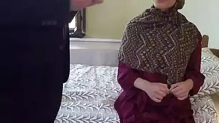 فتاة عربية تقبل النقود من رجل غني مقابل اللسان