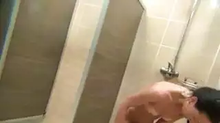 تجسست العديد من الفتيات الهواة في غرفة الاستحمام العامة