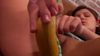فاتنة الملاعين مع الموز
