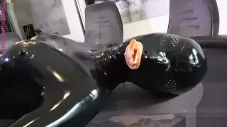 فتاة في اللاتكس الواقي الذكري الكامل catsuit