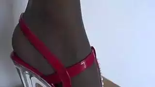 يخطو على الديك في الكعب