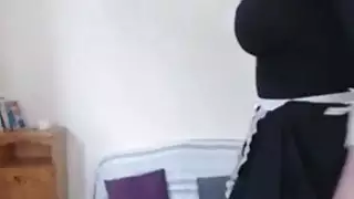 ربة منزل مفلس مع عيون زرقاء تبدو نفسها
