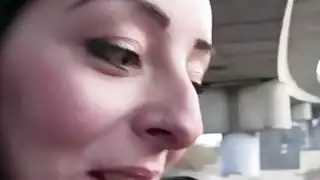 خبطت امرأة سمراء خارج في بوف العام