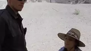 تم اعتقال امرأة سمراء حلوة بيزلي باركر من قبل دورية الحدود