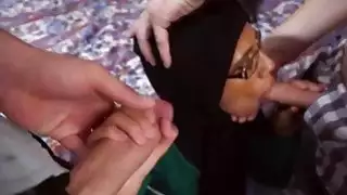 قرنية فاتنة الساخنة وجود الديك لحمي داخل بوسها العصير