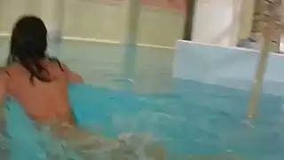 شاب مثليات الحصول على عارية في حمام السباحة