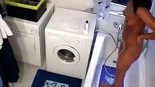 يأخذ الفرخ الأسود بصورة عاهرة الديك الأبيض في الحمام