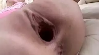 يظهر ثقب كس هائلة من الرغبة عن قرب