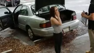 فاتنة في النظارات يحصل لها twat ثمل بواسطة رجل رهينة سيئة