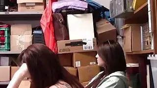 في سن المراهقة shoplifters Jojo و Rylee مارس الجنس من أجل الحرية