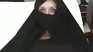 زوجة البرقع المسلمة الإيرانية تعطي Footjob على القضيب الأمريكي الكبير يانكي مان