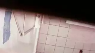تجسست أمي شقراء عارية في الحمام لدينا