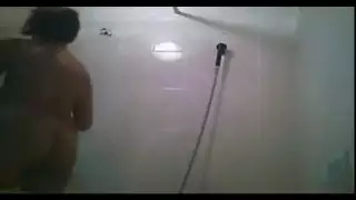 تجسست شقيقة الآسيوية 19 في الحمام
