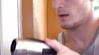 شارك كل من ألينا لي و أليسا لين قضيبك على الأريكة