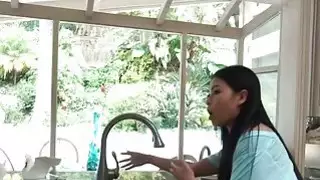 صغيرتي الآسيوية fucks plumbers كبير كوك في مطبخ
