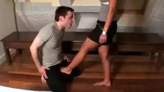 حافي القدمين ballbusting