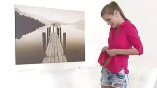 يسجل الوكيل المزيف الصب مع شقراء