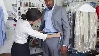 فاجأ فرخ الآسيوية سلوتي مع حجم الديوك السوداء حتى أنها تأخذهم بسرور في مؤخرتها