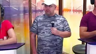 وقحة شقراء مثير يغوي المتأنق له لفقدان اللعبة عن طريق الرياء ثديها