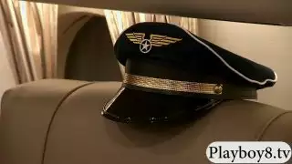 كان الركاب متعة مع مضيفة طيران