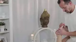 مدلك يملأ سمراء فاتنة مع creampie