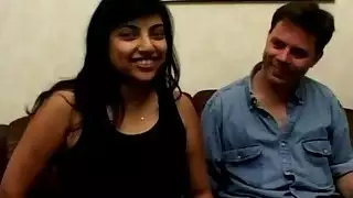 يحصل قصفت الحوامل مع كبير الثدي على الأريكة