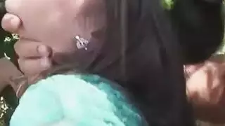 في سن المراهقة besties حصلت على jizzed في الهواء الطلق!